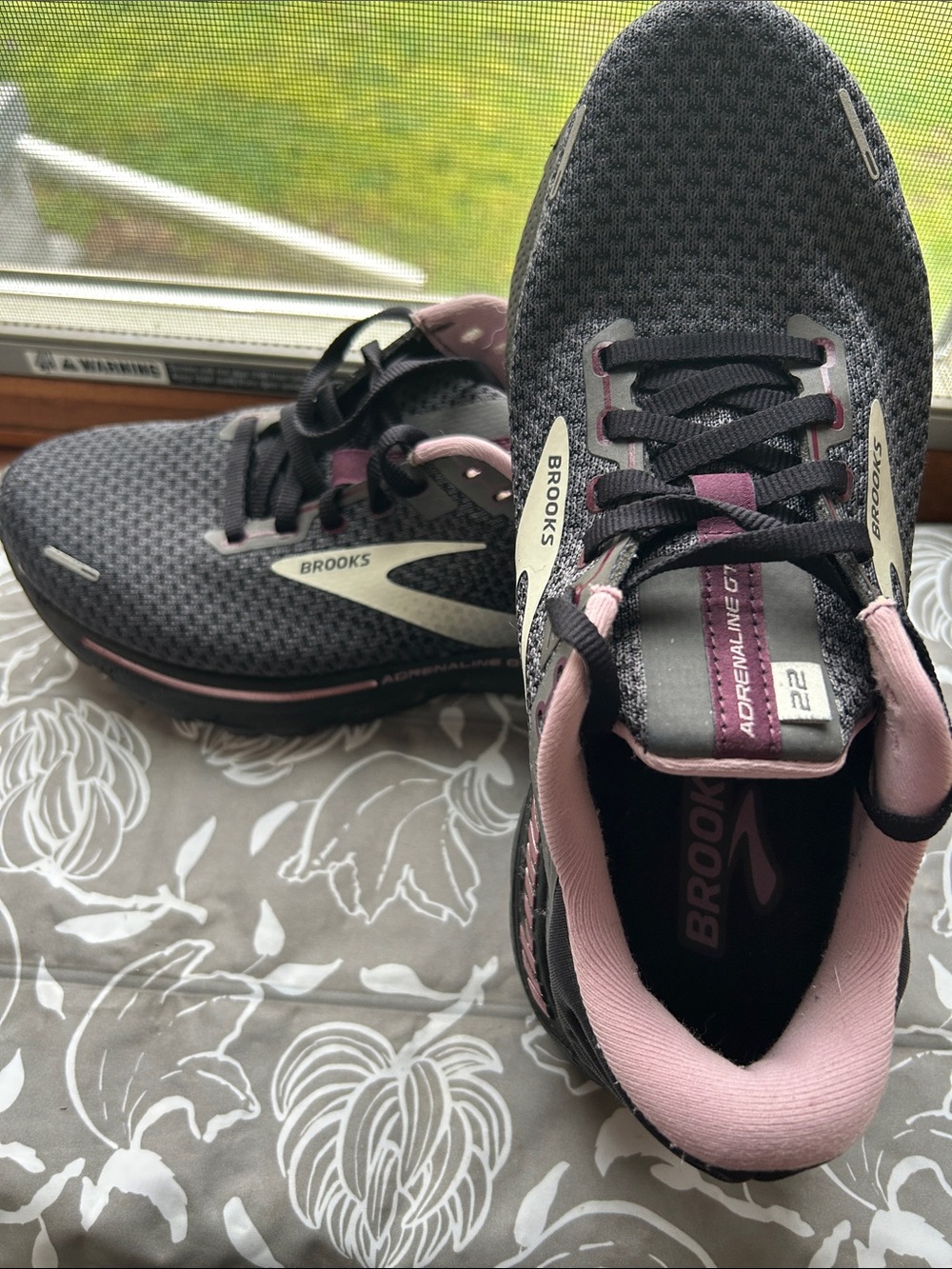 Brooks Adrenaline GTS 22 women's supportive road-running shoes Size 8